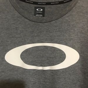 Mens Oakley Performance Fit Ohydrolix T-shirt.